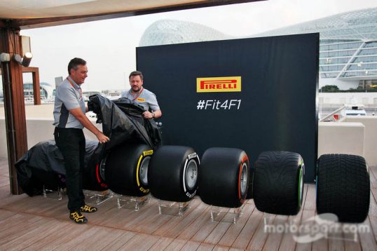 f1-abu-dhabi-gp-2016-mario-isola-pirelli-racing-manager-and-paul-hembery-pirelli-motorspor