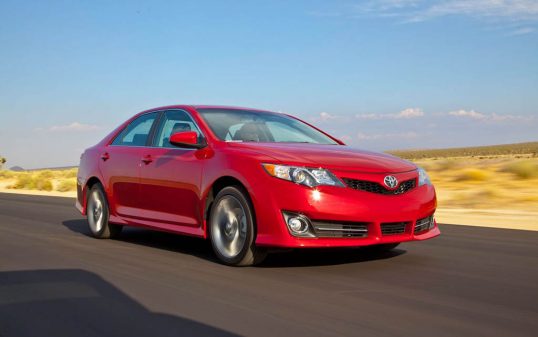 2012-toyota-camry-se-front-three-quarters-in-motion1