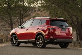2016-toyota-rav4-se-front-three-quarter-03