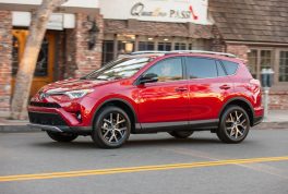 2016-toyota-rav4-se-front-three-quarter-05