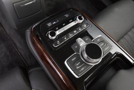 2017-genesis-g90-33t-htrac-premium-rear-console-controls