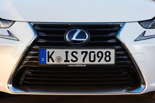 2017_lexus_is_300h_detail_04