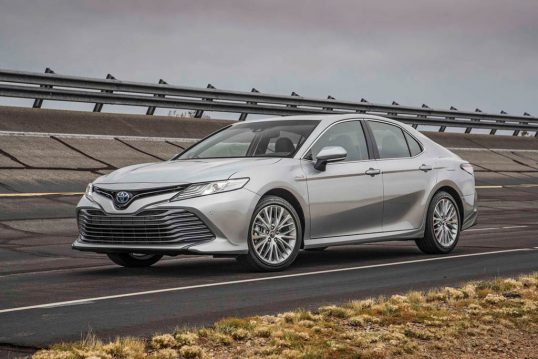 2018-toyota-camry-hybrid-xle-front-three-quarters