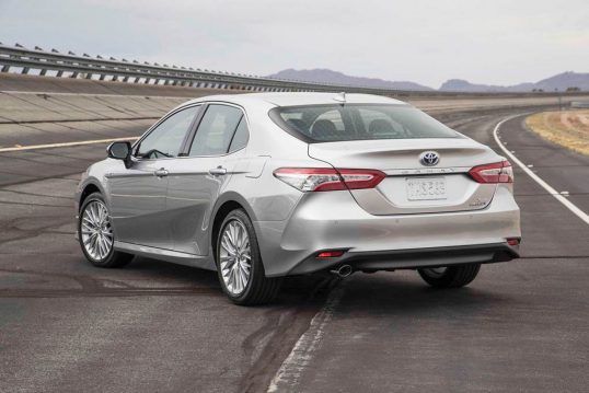 2018-toyota-camry-hybrid-xle-rear-three-quarter