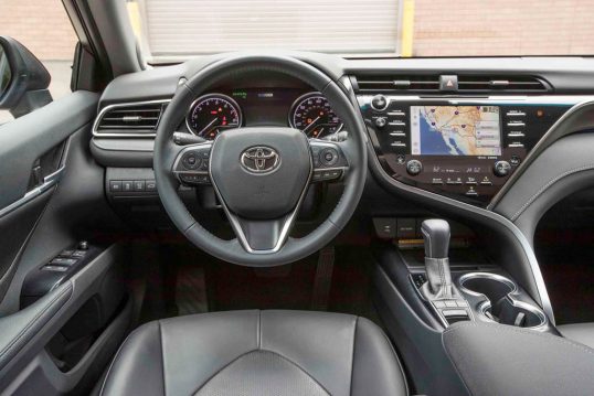 2018-toyota-camry-xse-v-6-cockpit