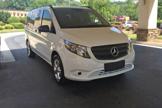 mercedes-benz-metris-passenger-van-front-three-quarter