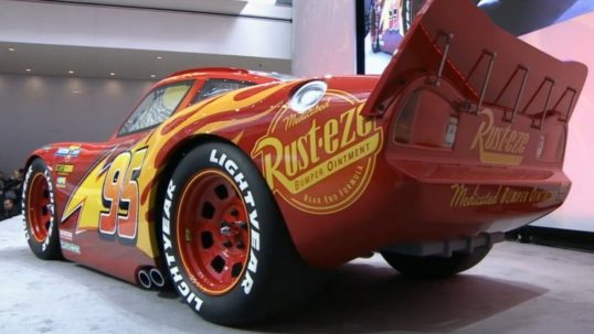 carros-3-relampago-mcqueen-no-salo-de-detroit3