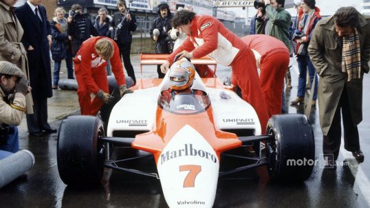 john-watson-mclaren-mp4-1-cosworth-with-ron-dennis-in-the-pitlane
