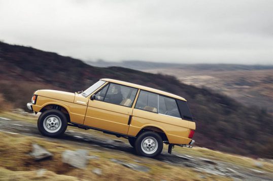 1978-range-rover-three-door-restored-side-in-motion