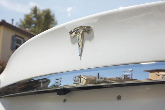 2016-tesla-model-s-60-rear-badge