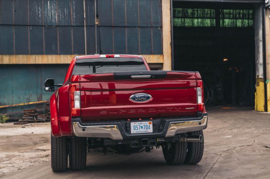 2017-ford-f-250-lariat-4x4-rear-end-2