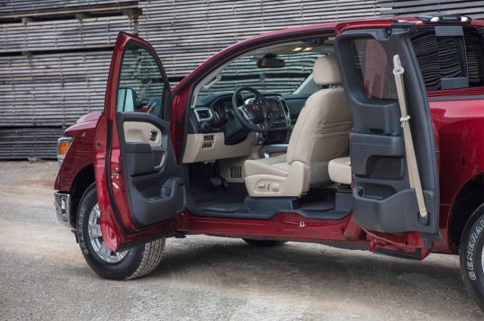 2017-nissan-titan-king-cab-interior-side-view-02