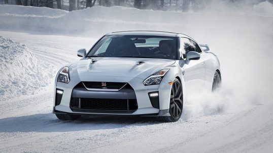 2017-nissan-gtr-rolling-shot-white-large