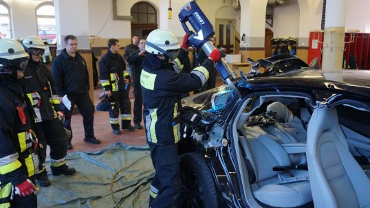 2017-porsche-panamera-german-firefighters-10