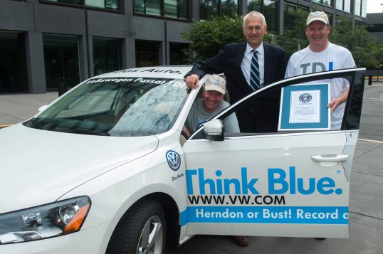 world-record-volkswagen-passat-tdi-and-drivers2