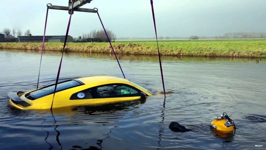 audi-r8-crashed-in-river3