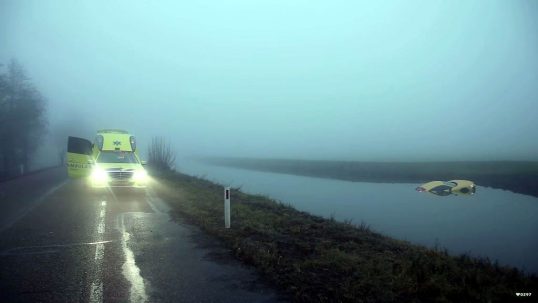 audi-r8-crashed-in-river5