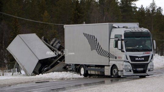 porsche-911-transporter-crash