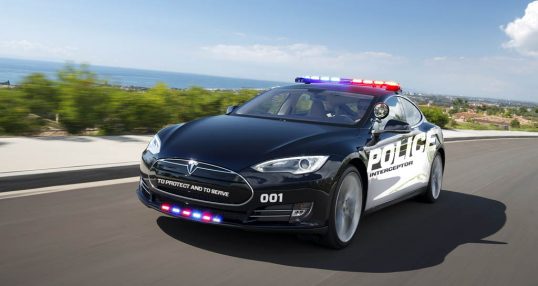 simulation-of-tesla-model-s-as-a-police-cruiser
