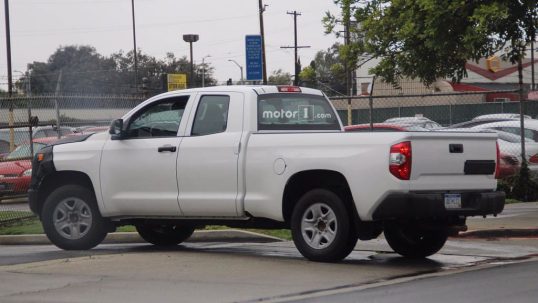 toyota-tundra-refresh-spy-pics3