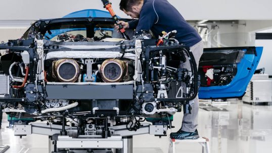 2017-bugatti-chiron-production-at-molsheim-factory