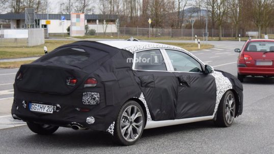 2018-hyundai-i30-fastback-spy-03