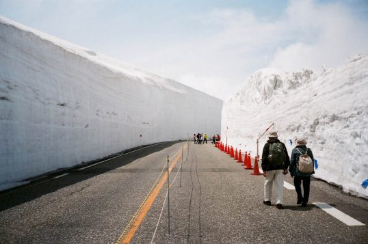 japanese-snowplow-crews-clear-03