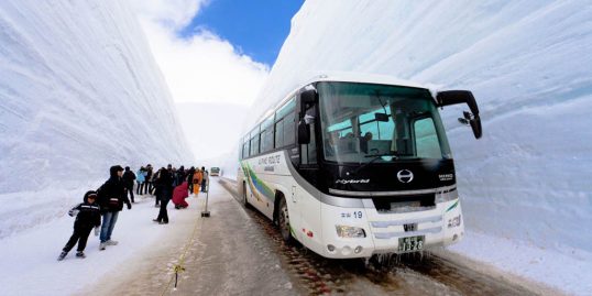 japanese-snowplow-crews-clear