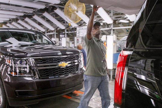 Texas Governor Celebrates Launch of GM’s 2015 SUVs