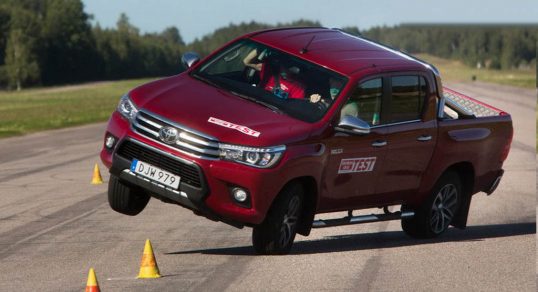 toyota-hilux-2016-moose-test-open