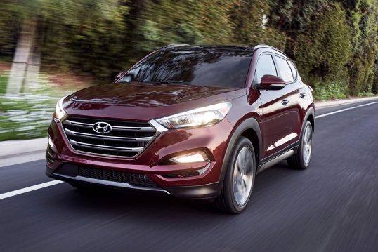 2017-hyundai-tucson-front-three-quarter-in-motion-01