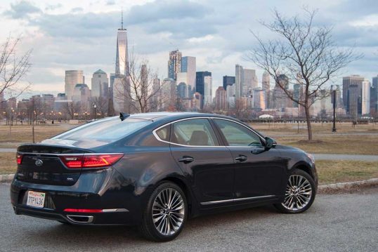 2017-kia-cadenza-rear-quart