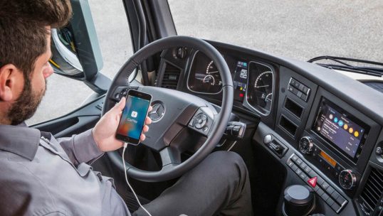 daimler-apple-carplay-for-trucks-02