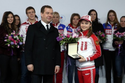 دیمیتری مدودف در کنار Julia Lipnitskaia قهرمان 15 ساله روسی در رشته اسکیت روی یخ.