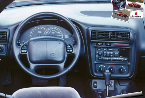 در سال 1999 مجددا کامارو تغییرات ظاهری بسیار مختصری داشت، رنگ های جدیدی به آن اضافه شد، سیستم کنترل کشش برای مدلهای  V6 برای نخستین بار قابل سفارش شد و نهایتا چراغ روغن نیز به اجزای صفحه کیلومتر افزوده شد. تغییر کنسول و استفاده از دکمه های کنترلی روی فرمان دیگر ویژگی کاماروهای 99 به بعد است. 