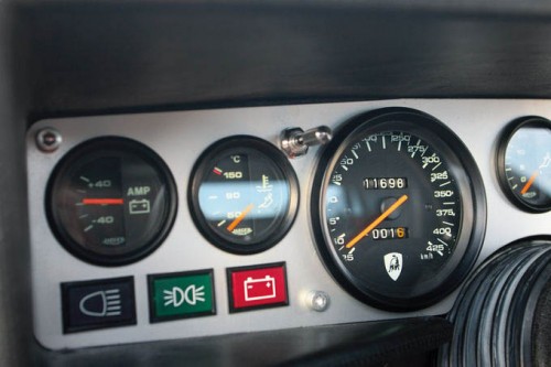 Instrumente-und-tacho-des-Lamborghini-Countach-Turbo-S-cluster