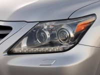 Lexus-LX_570_headlight