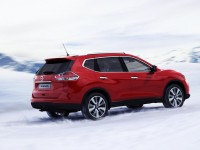 Nissan-X-Trail-red-ice-rear