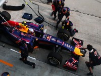 Ricciardo back in the pits after RBR botched his second stop