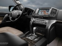 TOYOTA-LandCruiser200-V8-interior