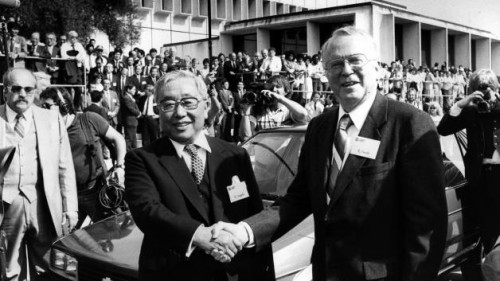 ایجی تویودا و راجر اسمیت مدیر جنرال موتورز و توافق برای تاسیسات مشترک 400 میلیون دلاری در کالیفرنیا