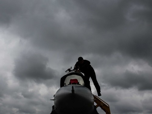 تعمیر و رسیدگی به هواپیمای F-16 نیروی هوایی ترکیه در زیر یک آسمان ابری.