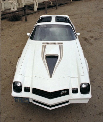 یکی دیگر از کپی برداری های کامارو از ترنس ام استفاده از سقف های T-top بود که از سال 1978 بصورت سفارشی عرضه می شد. کامارو با فروش بیش از 272 هزار دستگاه یکی از بهترین فروش های سالانه خود را در سال 1978 تجربه کرد.