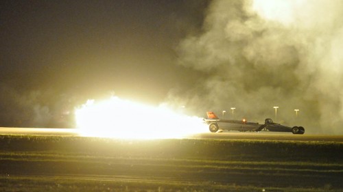  خودروی راکتی روی باند و آتشی که از آن زبانه می‌کشد