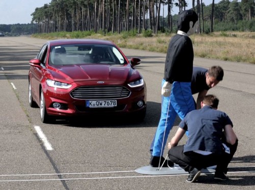 ford-mondeo-pedestrian-detection-2