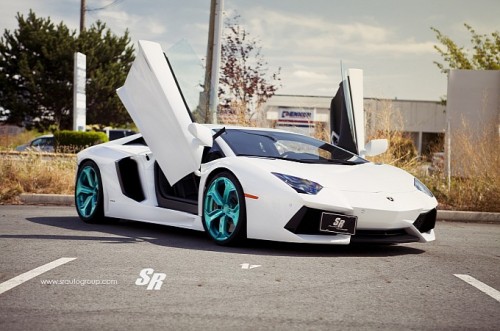 Lamborghini Aventador Gets Crazy Brilliant Emerald PUR Wheels