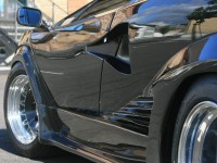 Blondine-im-roten-Catsuit-im-Lamborghini-Countach-Turbo-S