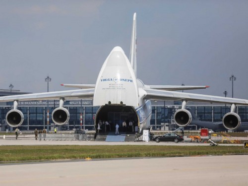 آنتونوف An-124 دومین هواپیمای بزرگ جهان است و مرسدس در برابر آن بسیار کوچک دیده می‌شود.