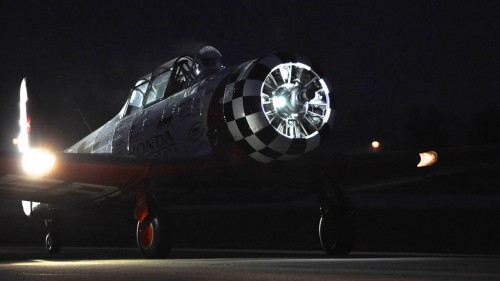 هواپیمای آکروباتیک AT-6 Texans با پوسته موتور نورپردازی شده