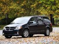 2013-dodge-grand-caravan-front-three-quarters-view-02